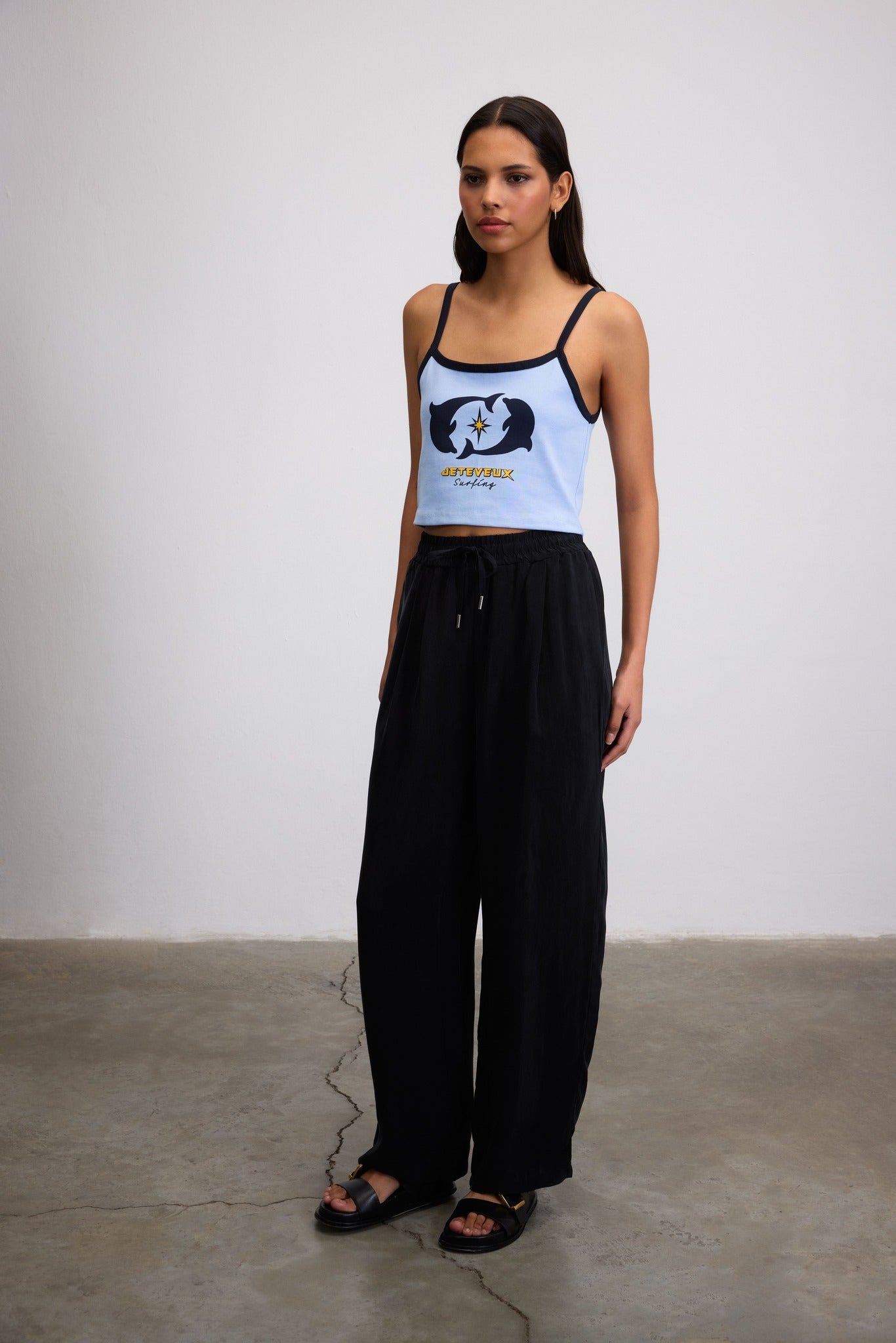 NAMI DOLPHIN GRAPHIC CROP TANK TOP